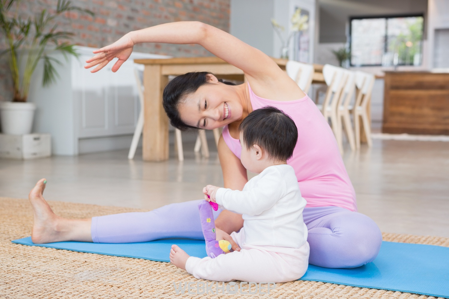 Luyện tập thể dục nhẹ nhàng, thường xuyên tại nhà để tiêu tốn calo, giữ sức khỏe và độ dẻo dai cho cơ thể mẹ