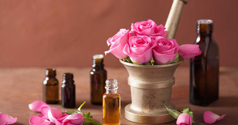 15 tác dụng tinh dầu hoa hồng trị mụn dưỡng da và 2 lưu ý khi dùng