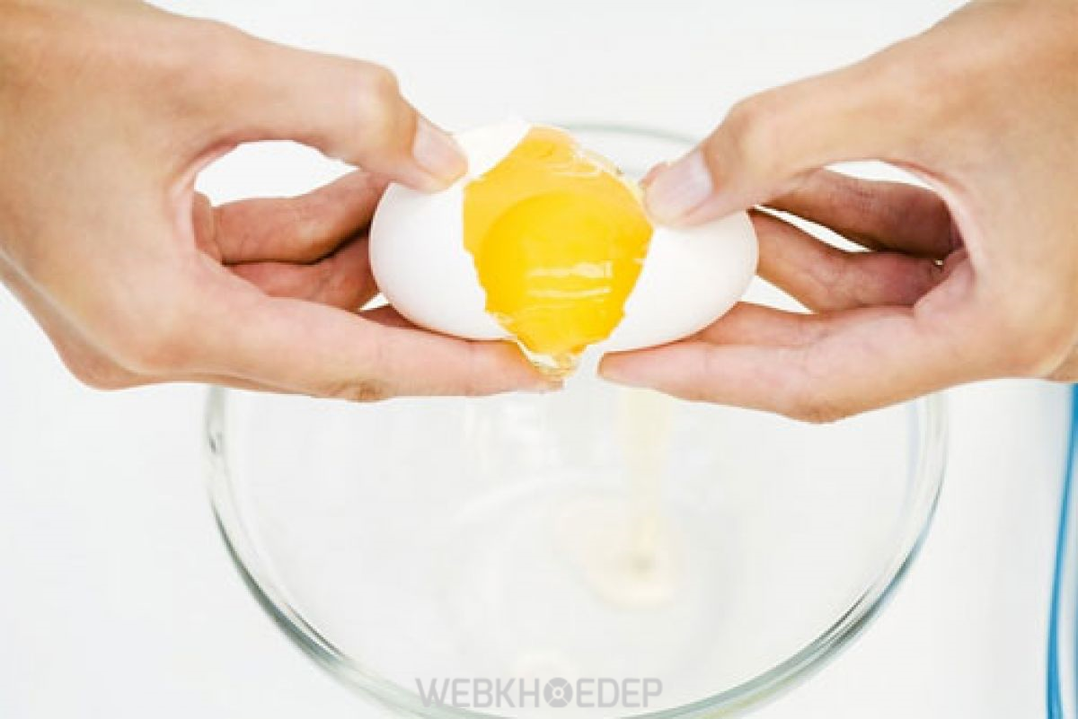 Đập trứng vịt vào tô khuấy đều rồi lọc qua rây