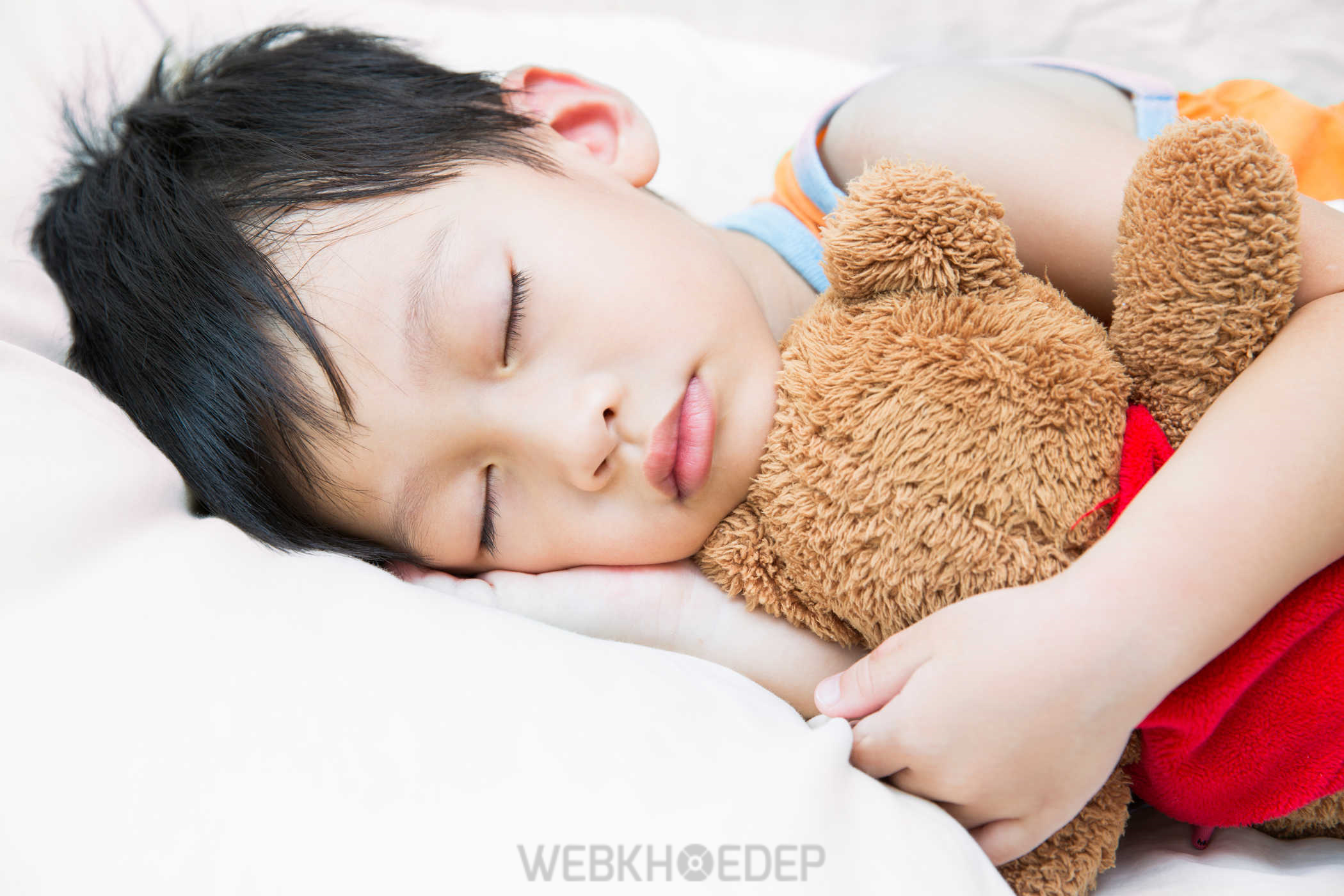 Nên đảm bảo giấc ngủ đủ giấc cho bé 
