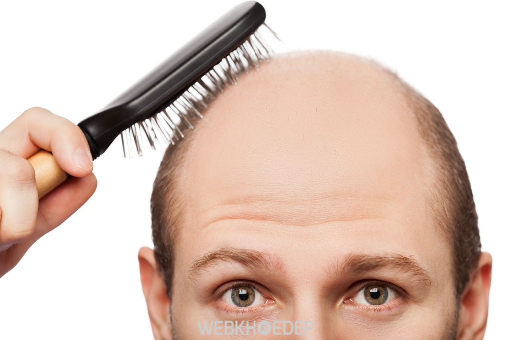 Sự gia tăng tuổi tác cũng khiến tóc dễ bị gãy rụng hơn