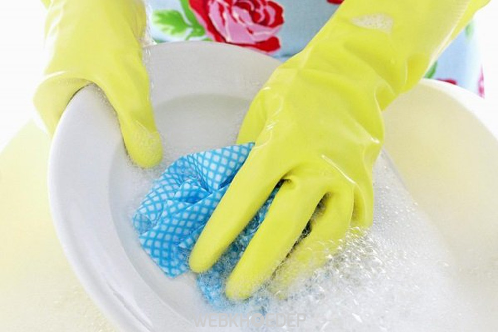 Bảo vệ da tay bằng cách đeo găng tay khi tiếp xúc với chất tẩy rửa