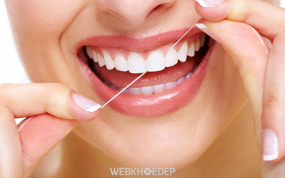 Dùng chỉ nha khoa giúp loại sạch được các mảng bám nơi kẽ răng hiệu quả 