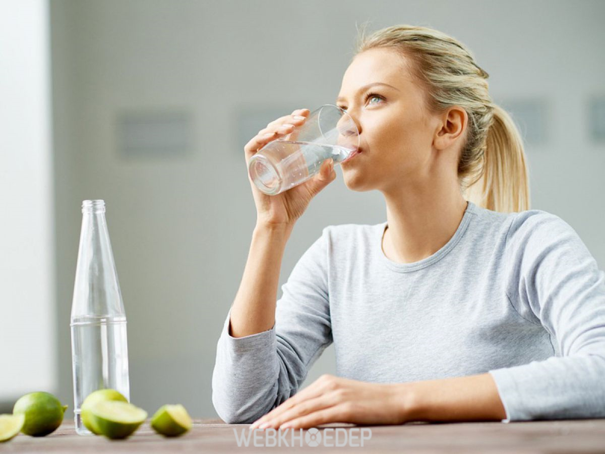 Uống nước lọc tinh khiết cho thêm vài giọt chanh rất tốt cho việc giảm cân