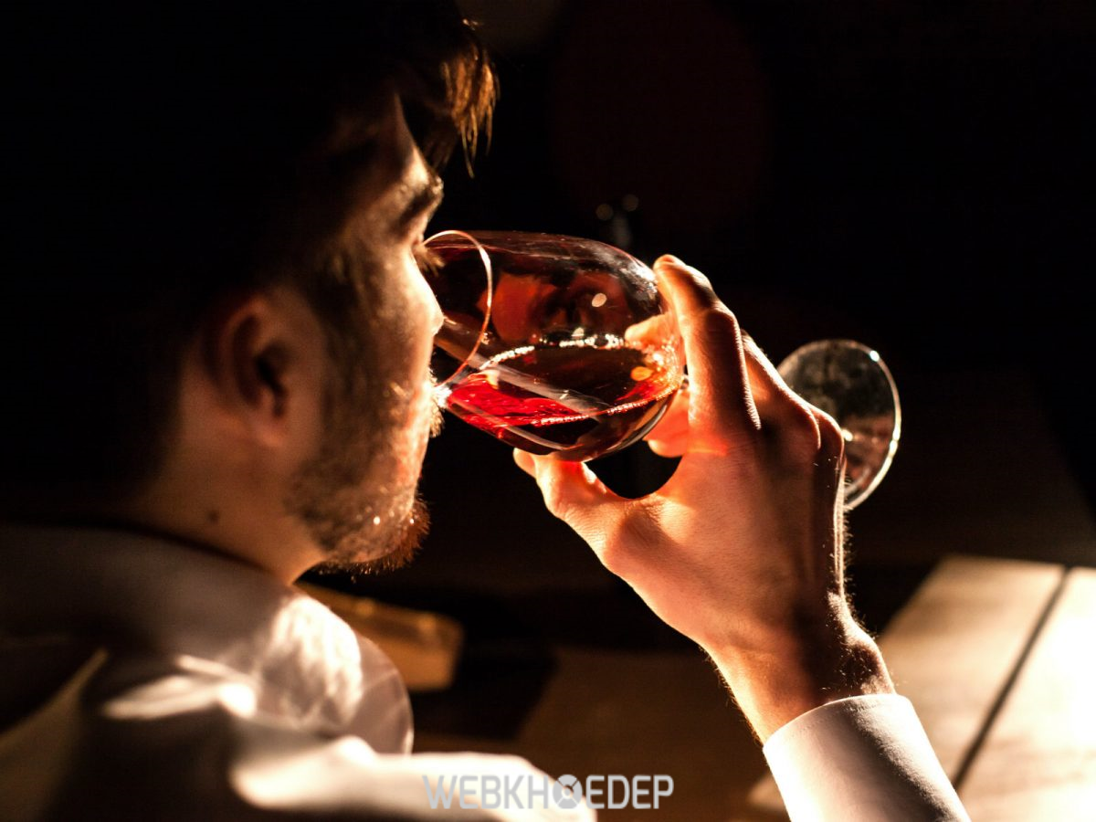 Người bị trầm cảm thường tìm đến rượu và chất kích thích như một cách để xoa dịu nỗi đau 