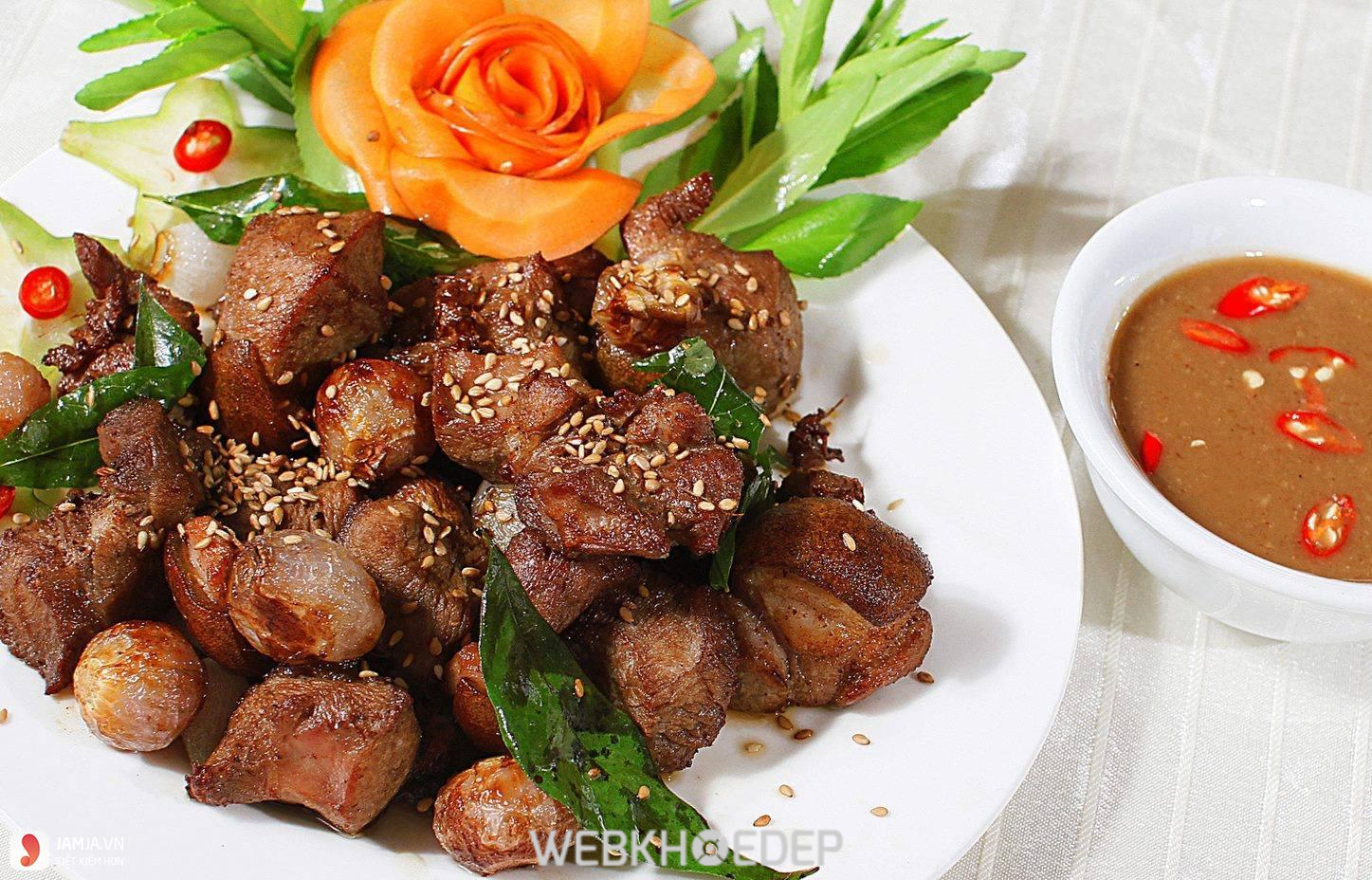 Thịt heo nướng tẩm ướp với chao mang lại hương vị thơm ngon đặc biệt khiến ai ăn cũng mê