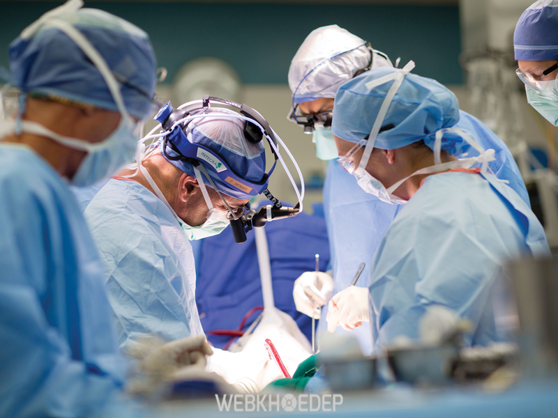 Quá trình phẫu thuật cắt bỏ khối u buồng trứng