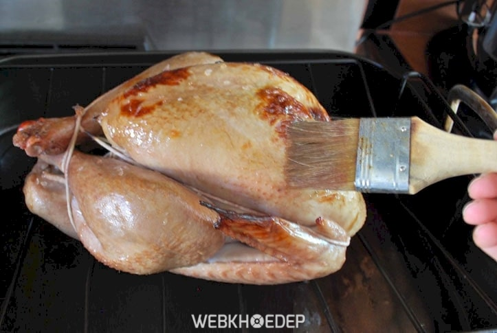Cách nướng gà bằng lò nướng Sanaky quét nước ướp lên bề ngoài gà