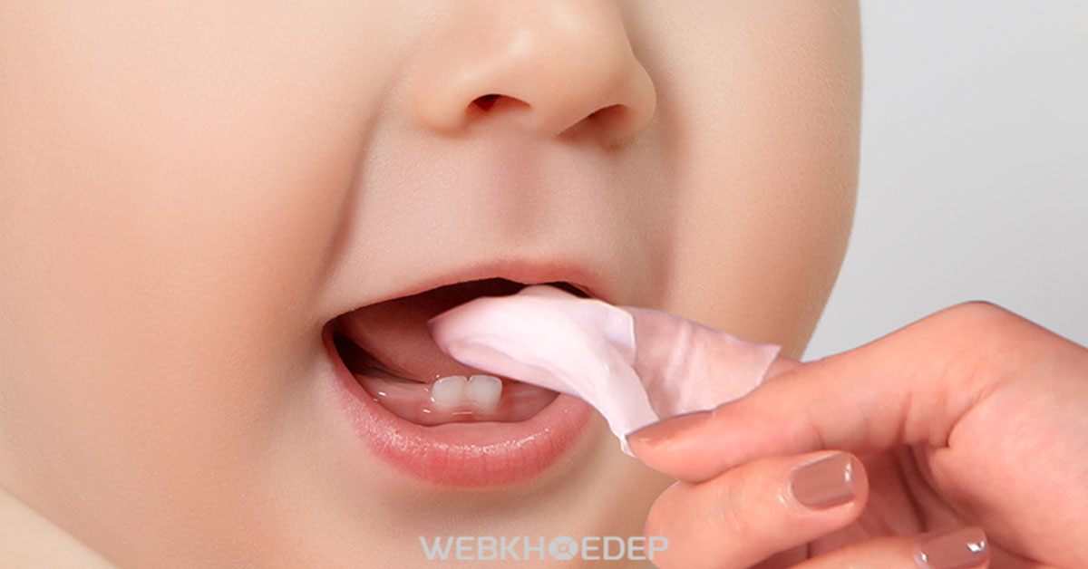 Chuẩn bị dụng cụ rơ lưỡi để vệ sinh răng miệng sau khi bé bú 