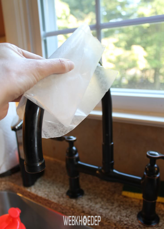 Dùng giấy nến làm sạch vật dụng phòng bếp