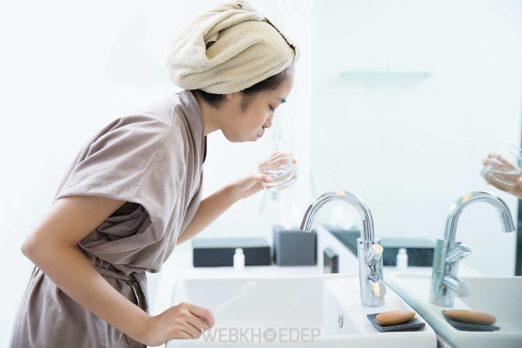 Nước muối ấm giúp giảm tình trạng ê buốt cho răng