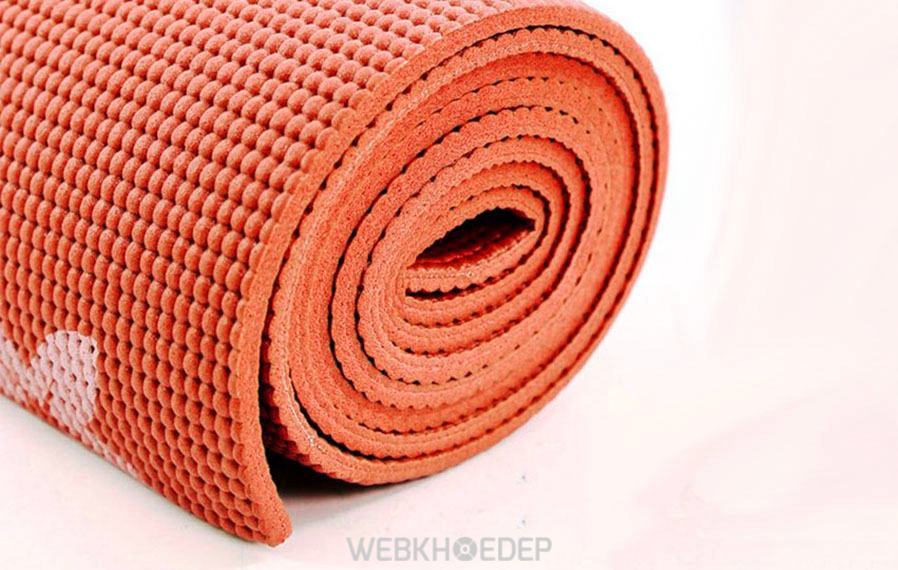 Thảm Yoga từ nhựa PVC có giá cả phải chăng nhưng lại khó bảo quản và giữ sạch