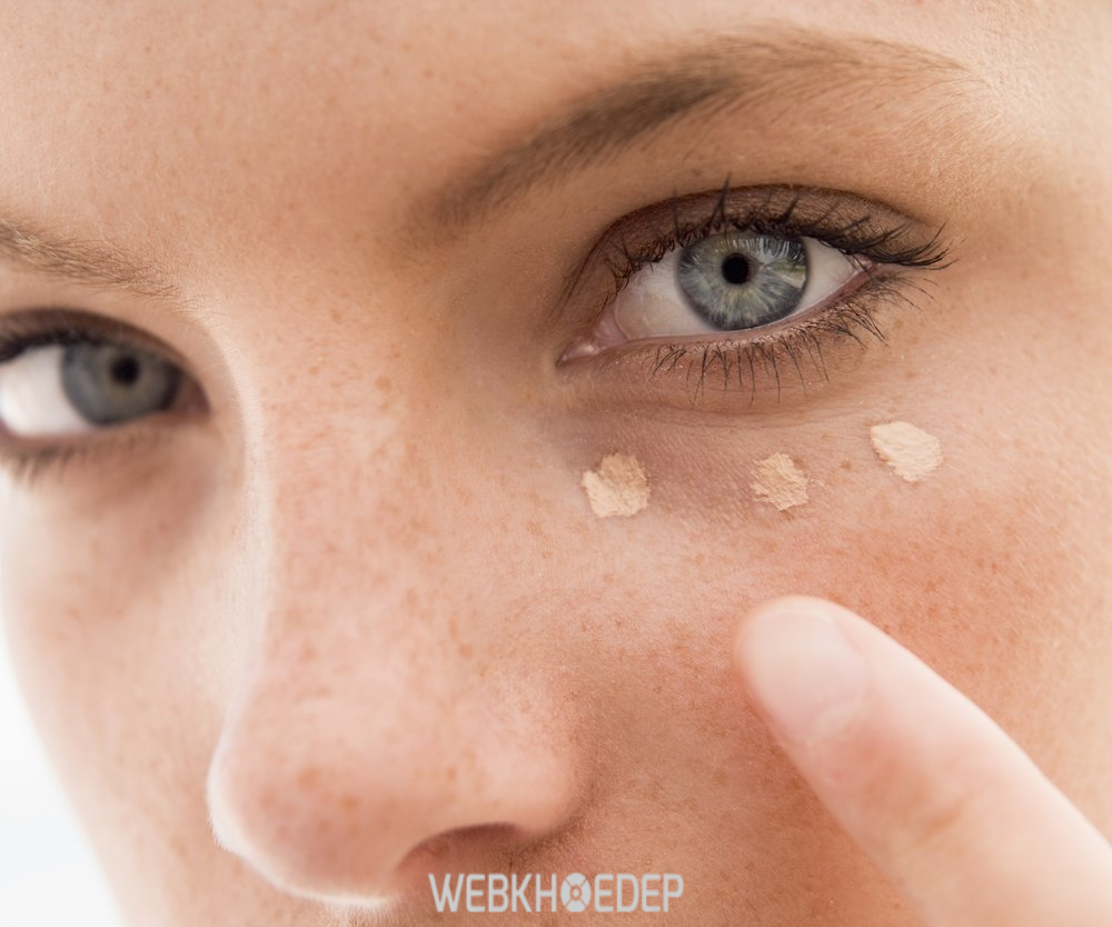 Tẩy trang vùng nhạy cảm dưới mắt rất tốt cho lộ trình dưỡng da 