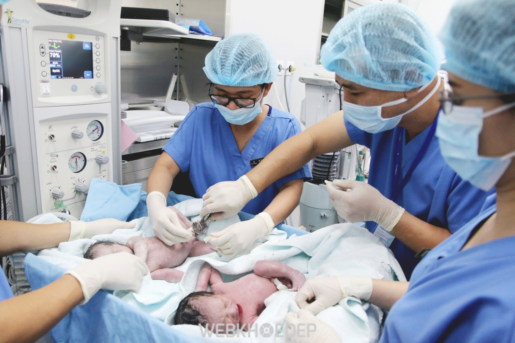 Các bác sĩ tại bệnh viện Vinmec đang tiến hành lưu trữ máu cuống rốn cho trẻ sơ sinh 