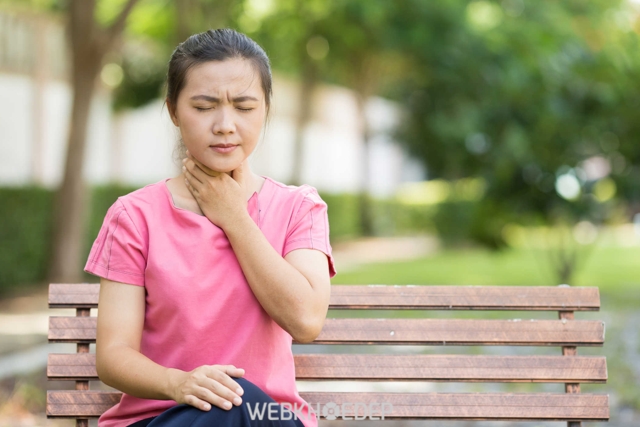 Bệnh ung thư tuyến giáp có thể có các dấu hiệu như đau họng 