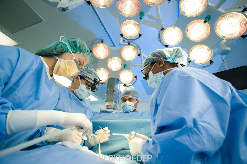 Phẫu thuật cắt bỏ khối u ung thư là cách chỉ dùng cho những bệnh nhân mắc ung thư giai đoạn đầu 